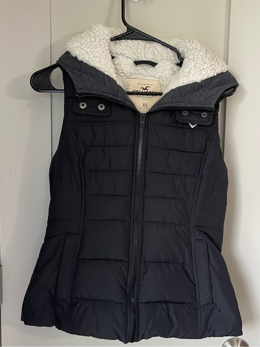 Hollister Co. Puffer Vest Sherpa Lined Womens Size XS black hooded Insulated